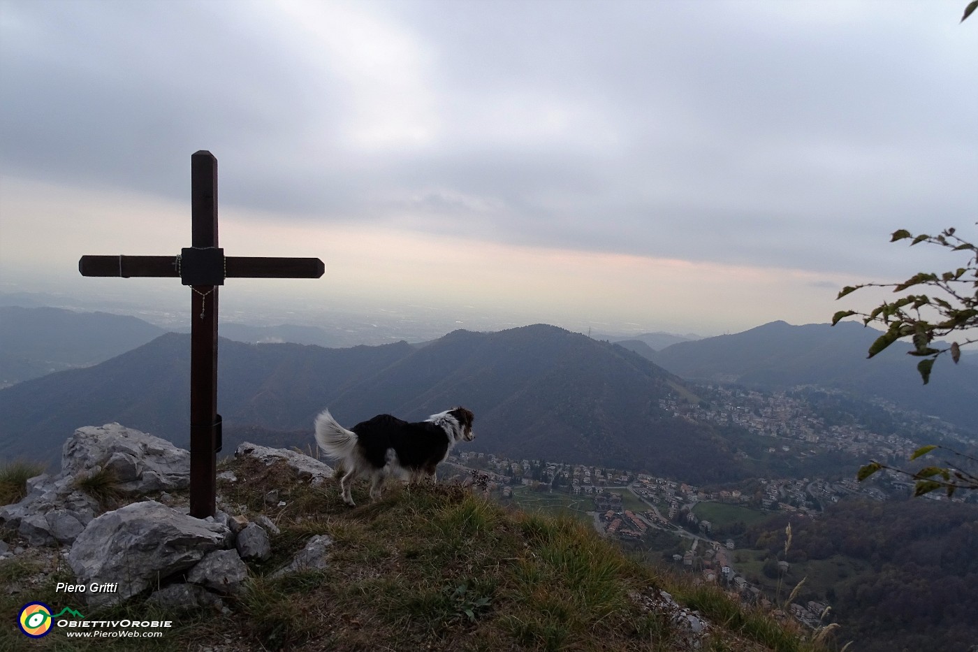 65 Dalla croce lignea vista sull'altopiano.JPG